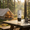 Witte Brewza espressomachine op een houten tafel op de camping