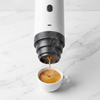 Bovenaanzicht van espresso met crema die getapt wordt bij de witte Brewza