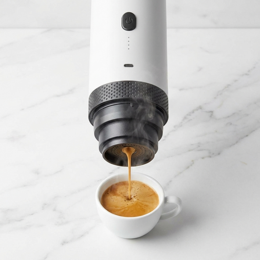 Bovenaanzicht van espresso met crema die getapt wordt bij de witte Brewza