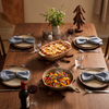 Gedekte tafel met ovenschalen op Arbora-onderzetters
