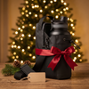 Magnora met rode strik als cadeau bij de kerstboom