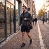 Man draagt de Magnora om zijn schouder op weg naar de sportschool