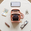 Open Portella met pasjes, telefoon, geld en sleutels