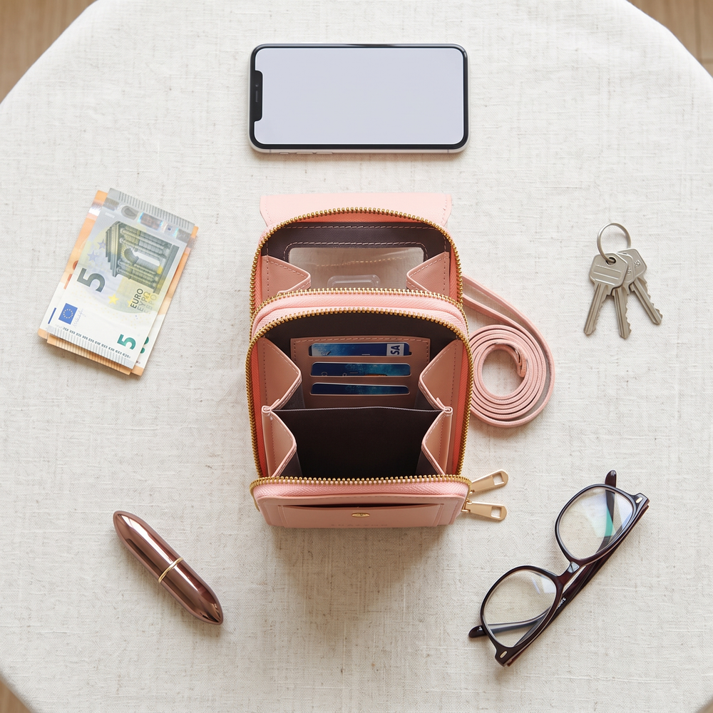 Open Portella met pasjes, telefoon, geld en sleutels